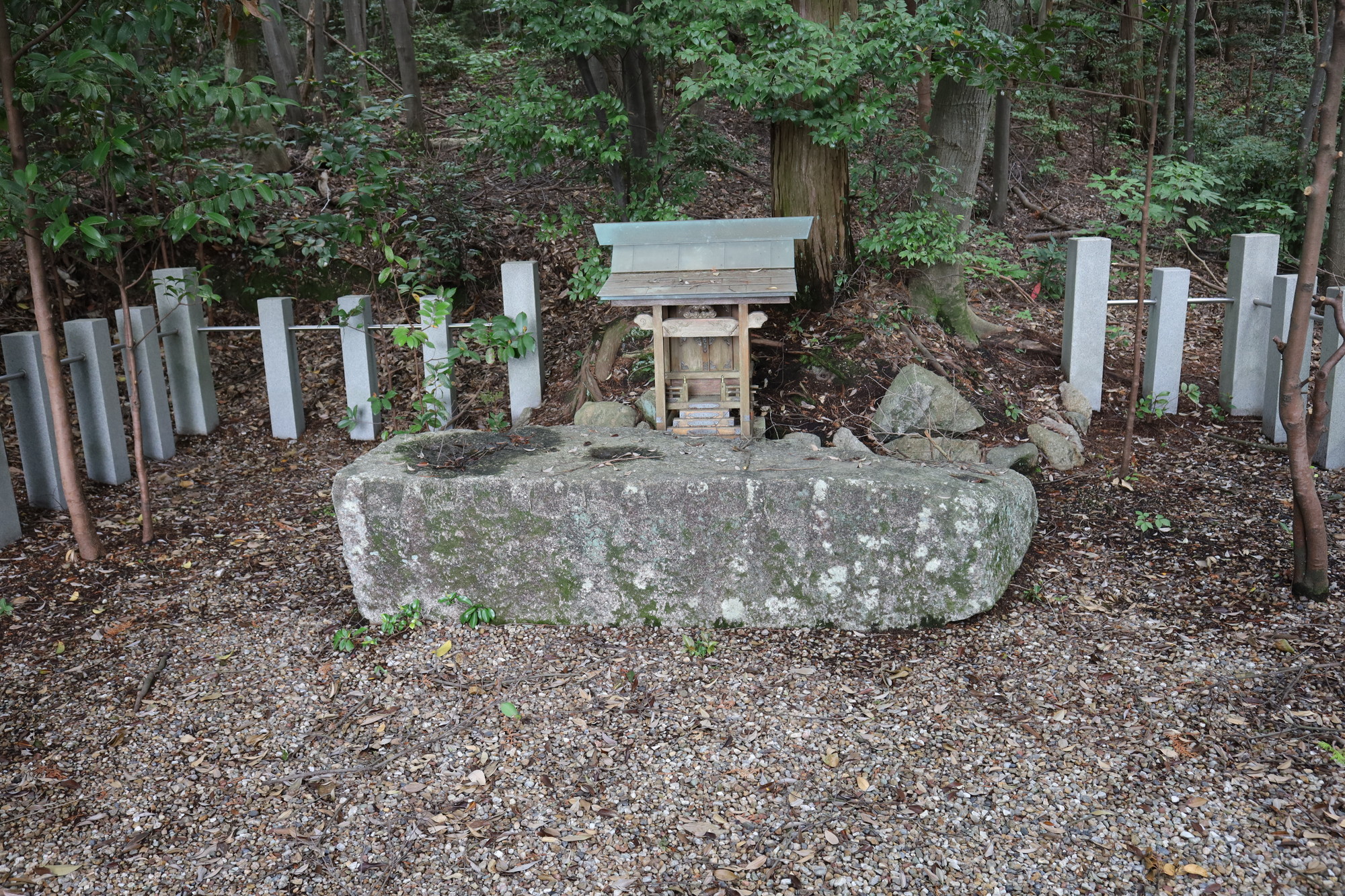 山口八幡社の矢穴石をめぐる